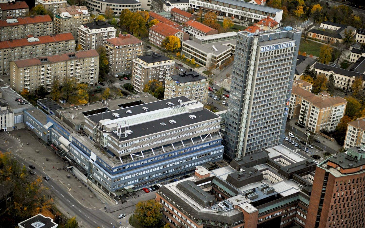 Flygbild över DN- skrapan i Marieberg. DN, Dagens Nyheter, och Expressen finns i låghuset till vänster om höghuset. 

