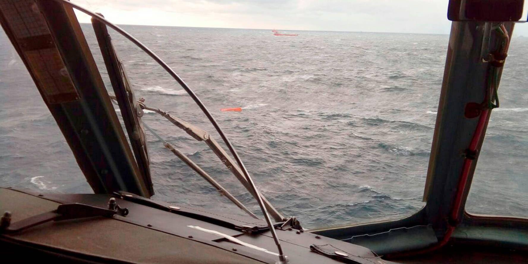 Svarta havet är mycket tättrafikerat, och olyckor är vanliga. Bilden är från räddningsinsatsen efter en kapsejsning tidigare i april.