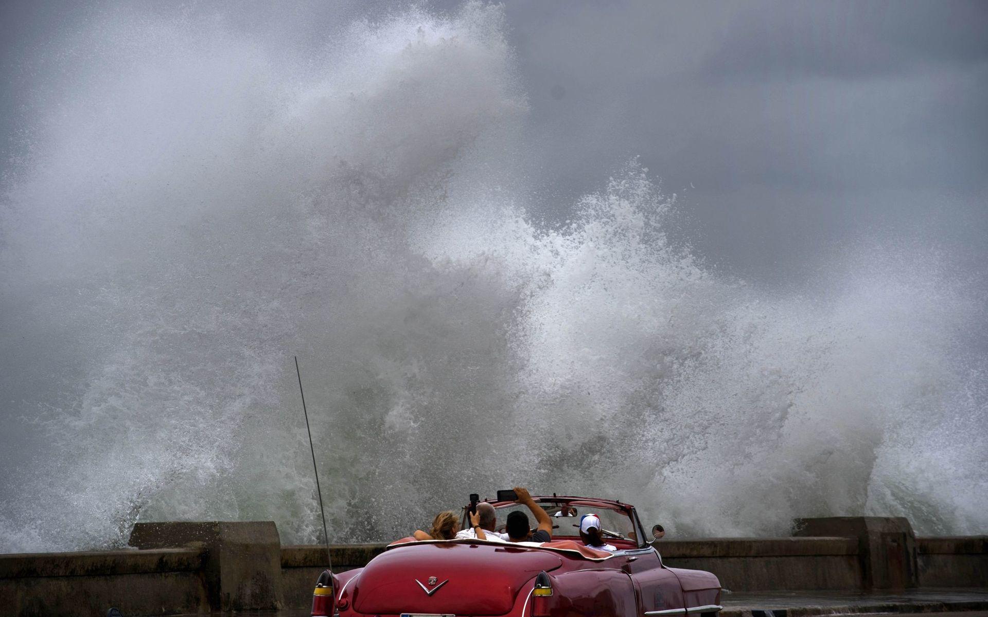 Vågorna kraschar in mot Havana, Kuba, när de yttre områdena av orkanen Michael drar förbi landet. 