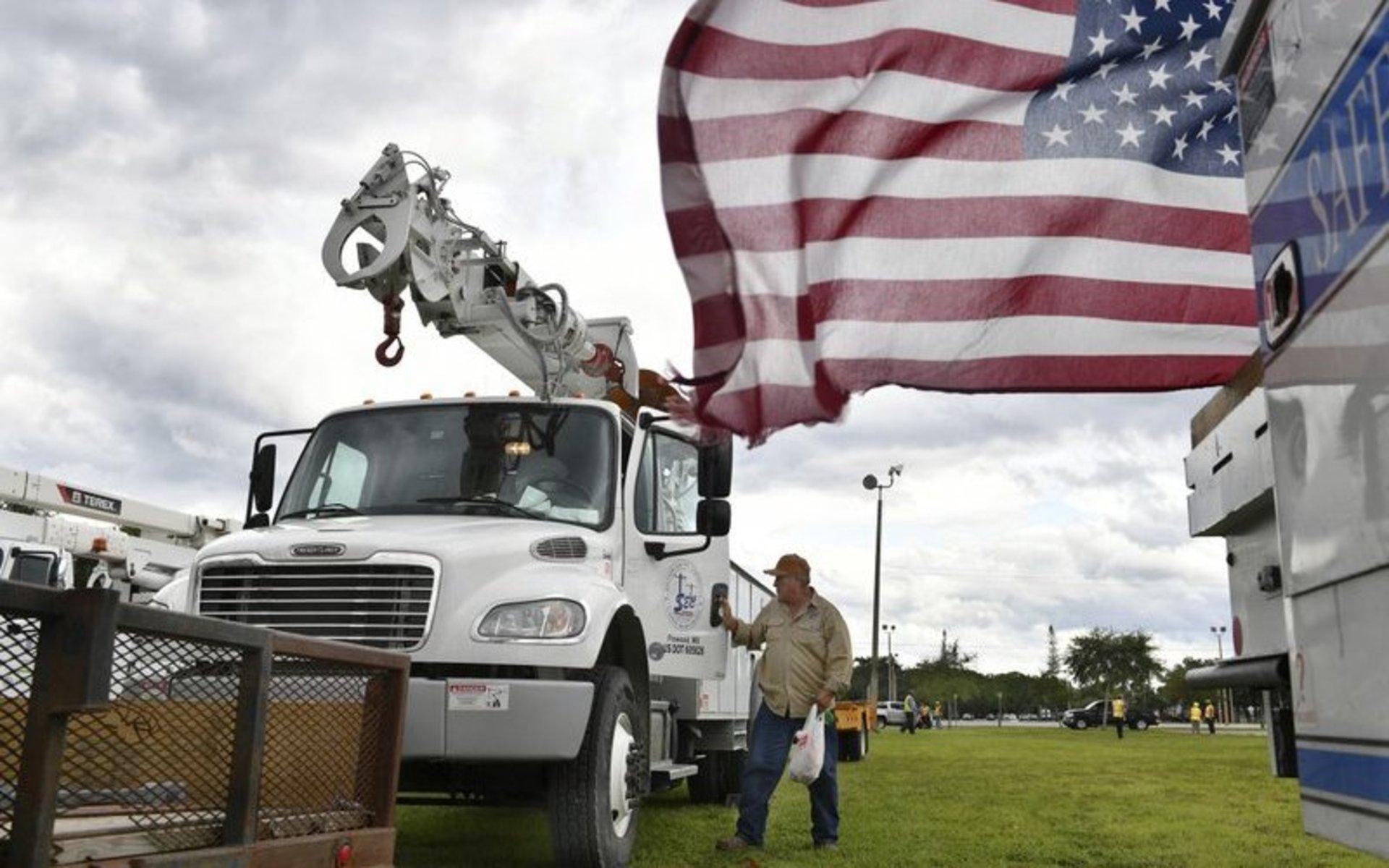En elarbetare förbereder sig i Sarasota, Florida, där ett elbolag har placerat sina resurser inför den ankommande orkanen.