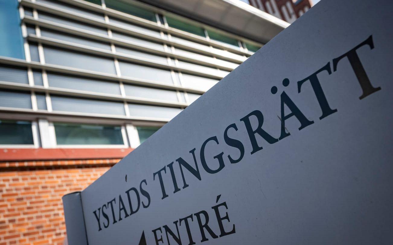 En man åtalas i Ystads tingsrätt för att ha smygfilmat ett stort antal kvinnor. Arkivbild.