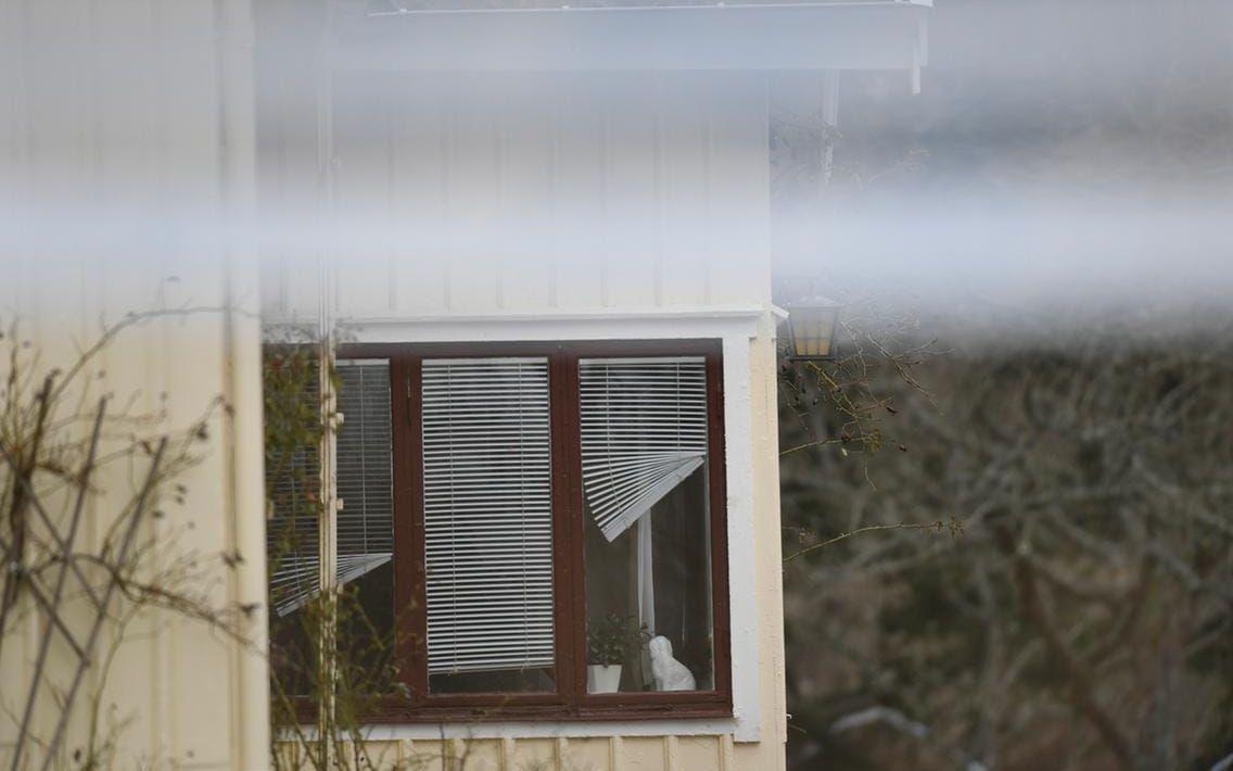 En granne reagerade över hur det såg ut i fönstret hemma hos offret. FOTO: Robin Aron