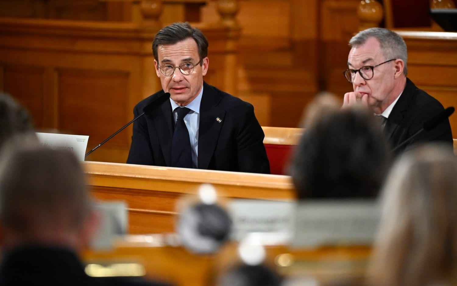 Statsminister Ulf Kristersson (M) närvarar under måndagen i riksdagens konstitutionsutskott med anledning turerna kring den tidigare nationelle säkerhetsrådgivaren Henrik Landerholm.