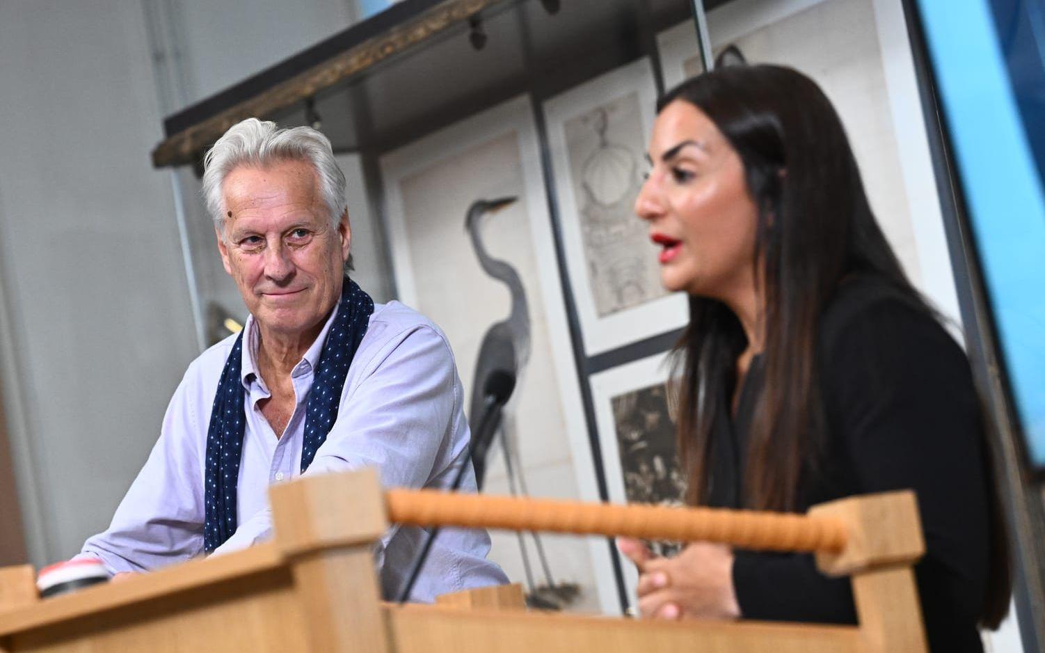 Kulturminister Parisa Liljestrand (M) tog emot slutbetänkandet ”En kulturkanon för Sverige” av utredaren och historikern Lars Trägårdh i fjol. Arkivbild. 