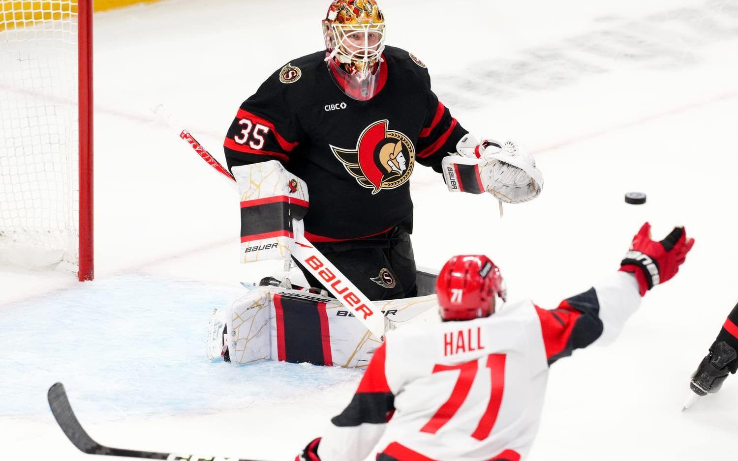 Svensken Linus Ullmark, i målet, har spelat klart i säsongens Stanley cup.