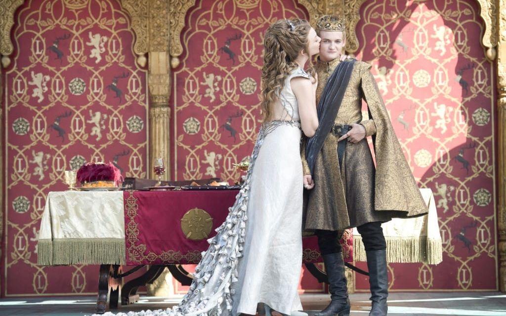 <strong>Säsong 4, avsnitt 2:</strong> Lite hämnd fick vi ett par avsnitt senare när Joffrey Baratheon förgiftades på sitt eget bröllop. Senare visade det sig att Littlefinger och hårdhudade Olena Tyrell stod bakom det, men Sansa tvingades fly och Tyrion fick skulden.Bild: HBO

