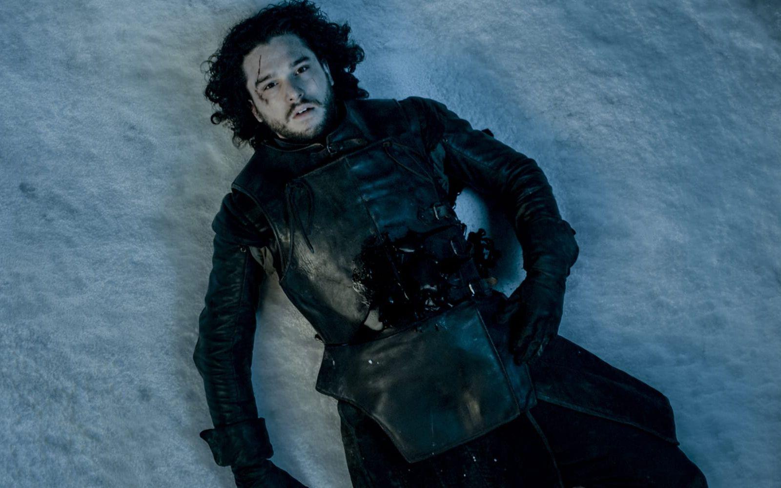 <strong>Säsong 5, avsnitt 10:</strong> När Jon ville hjälpa vildingarna att ta sig söderut kostade det honom dyrt – hans bröder i Night’s Watch tog tillfället i akt och dödade honom.Bild: HBO
