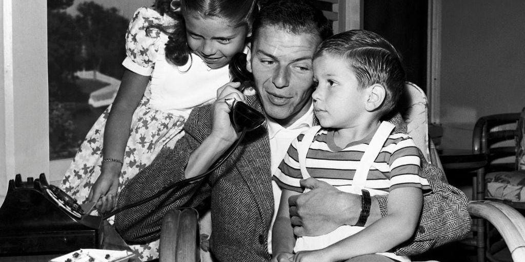 Frank Sinatra Jr sitter i sin pappas knä 1948. Arkivbild.