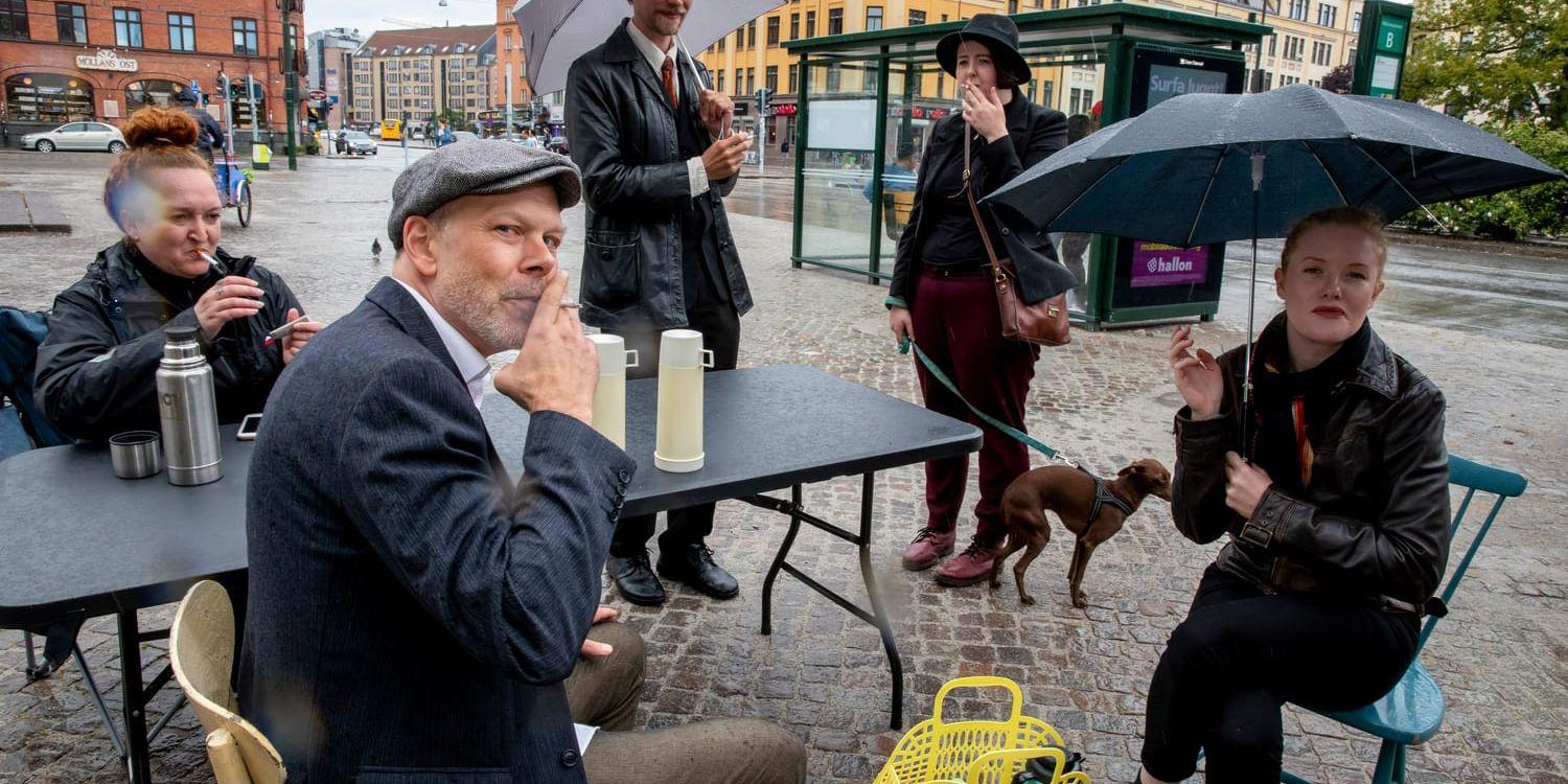 Niklas Qvarnström har startat en Facebookgrupp mot rökstoppet. Här vid protesten på Möllevångstorget i Malmö.