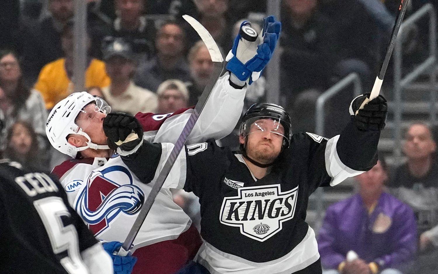 Colorados Gabriel Landeskog, vänster, och LA Kings Joel Armia i en tuff duell.