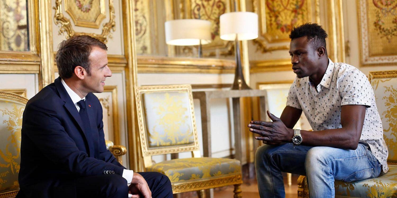 Frankrikes president Emmanuel Macron med den 22-årige maliern Mamoudou Gassama i Élyséepalatset i Paris. Gassama ska nu ges franskt medborgarskap, har Macron beslutat.