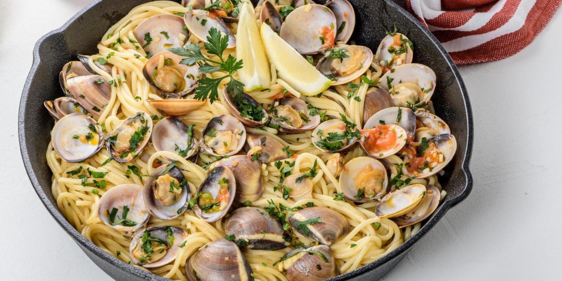 Spaghetti alle vongole, spaghetti med musslor, är en maträtt som är mycket populär i hela Italien.