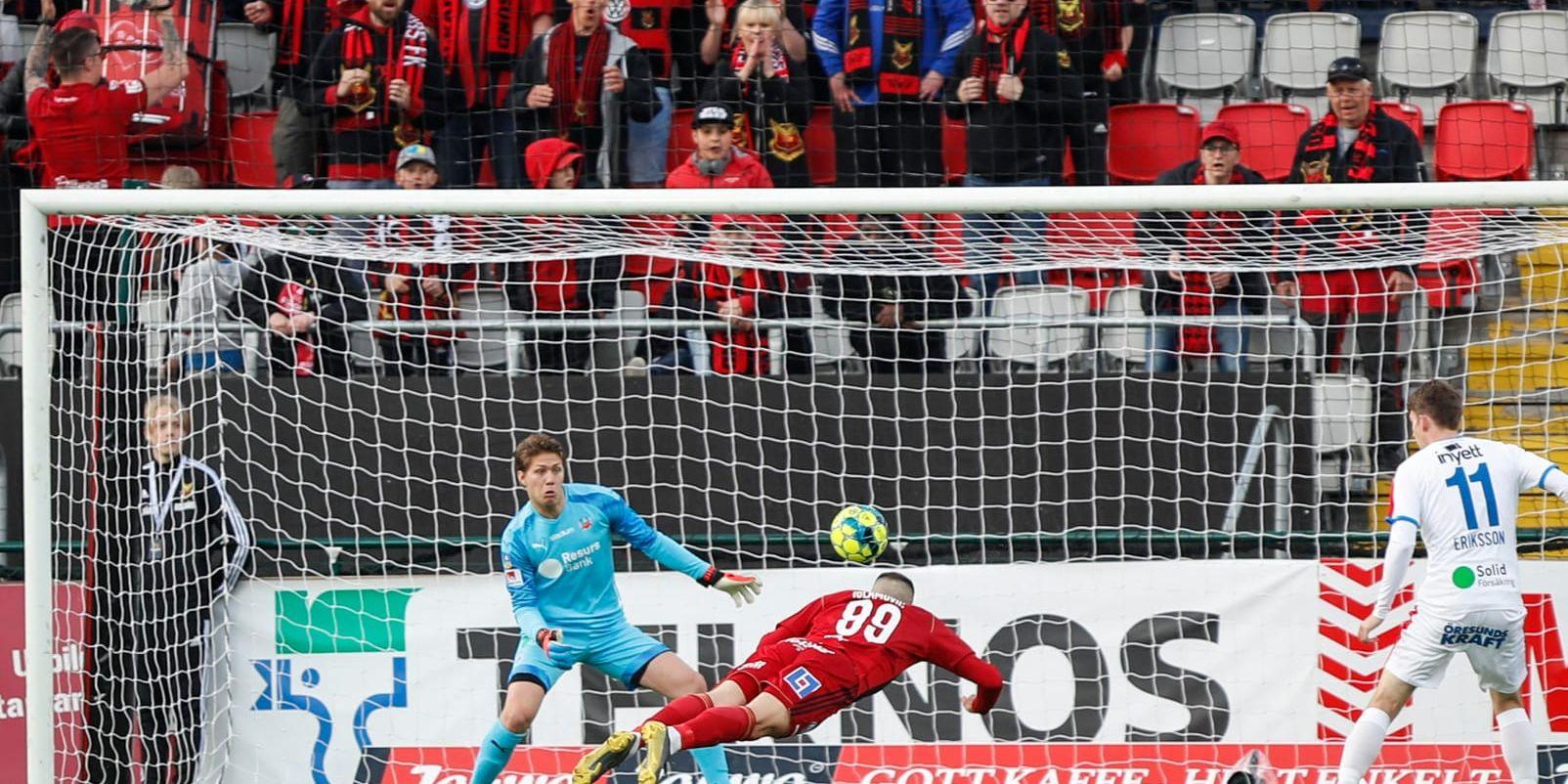 Med en språngnick trycker Dino Islamovic in 2–0-målet mot Helsingborg.