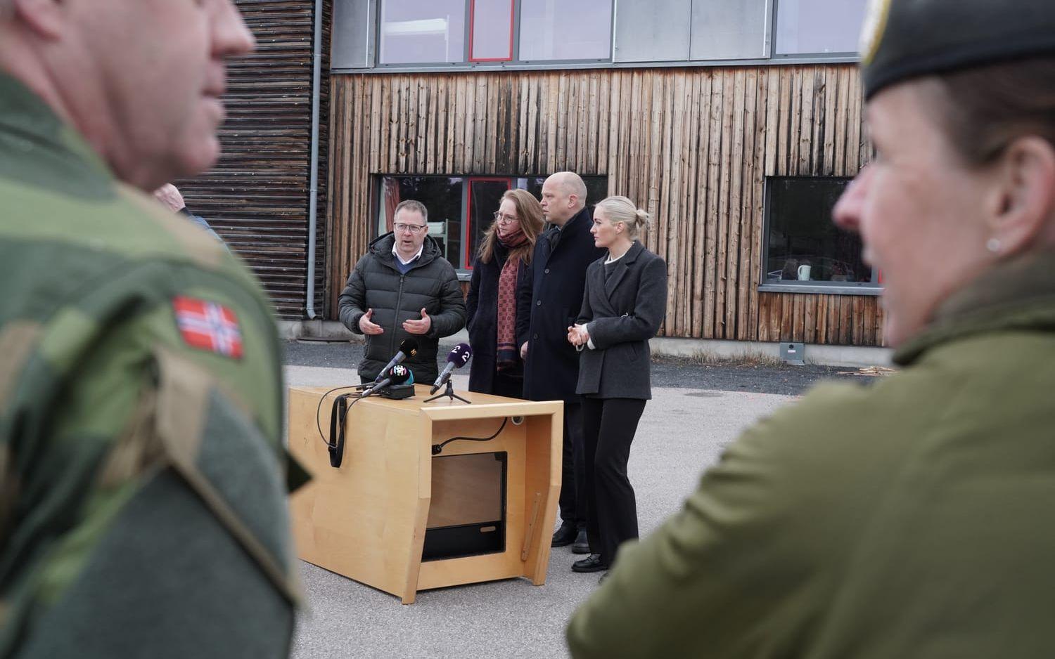 Försvarsminister Bjørn Arild Gram, finansminister Trygve Slagsvold Vedum och justitie- och beredskapsminister Emilie Mehl i Elverum.