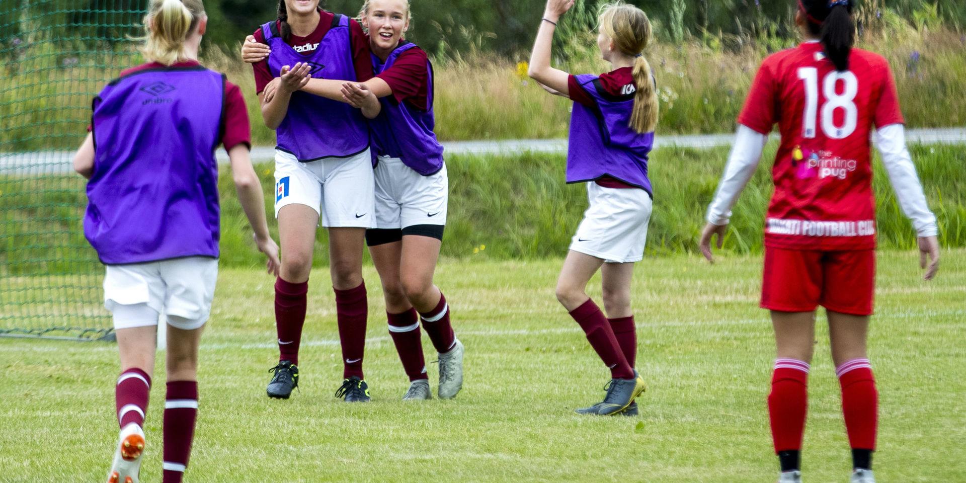 Öckerös Cassandra Johansson har gjort mål mot Makati FC och blir omkramad av Ebba Egenwall, Sigrid Bryngelhed klappar och Thyra Johansson är på väg till målfirandet.