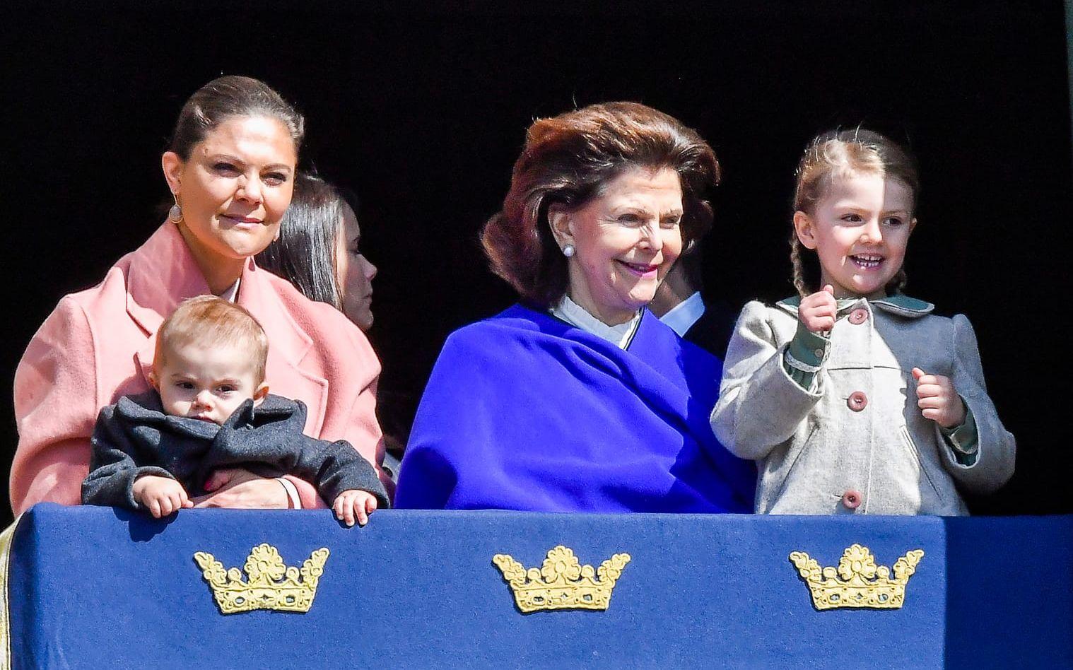 Kronprinsessan Victoria, prins Oscar, drottning Silvia och prinsessan Estelle. Foto: TT