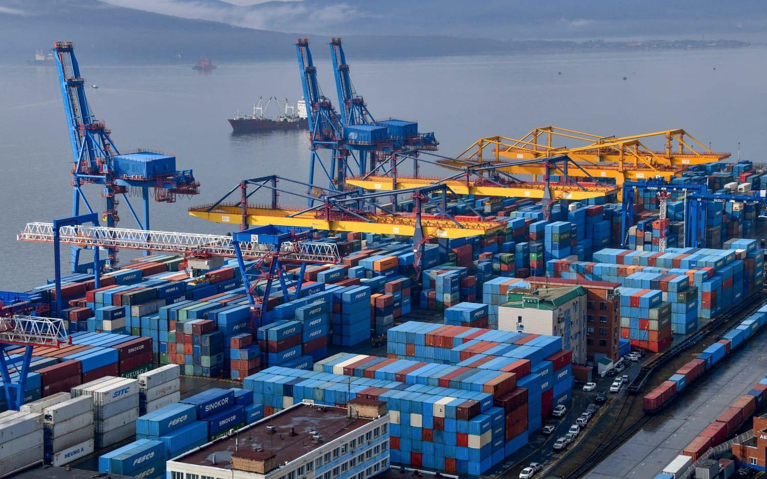 Containerhamnen i Vladivostok i sydöstra Ryssland. Bolag i Kina och Indien uppges stå för en stor del av exporten av sanktionerade varor till Ryssland, inklusive sådana tillverkade inom EU. Arkivbild.