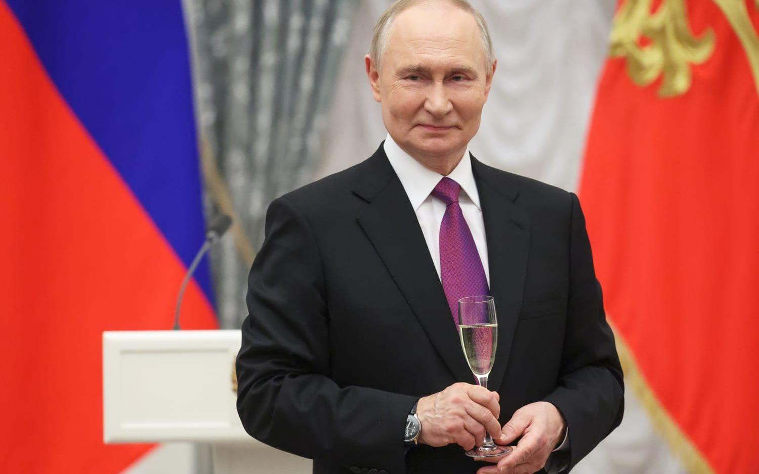 Rysslands president Vladimir Putin skålar i samband med en prisceremoni i Kreml i november 2025.