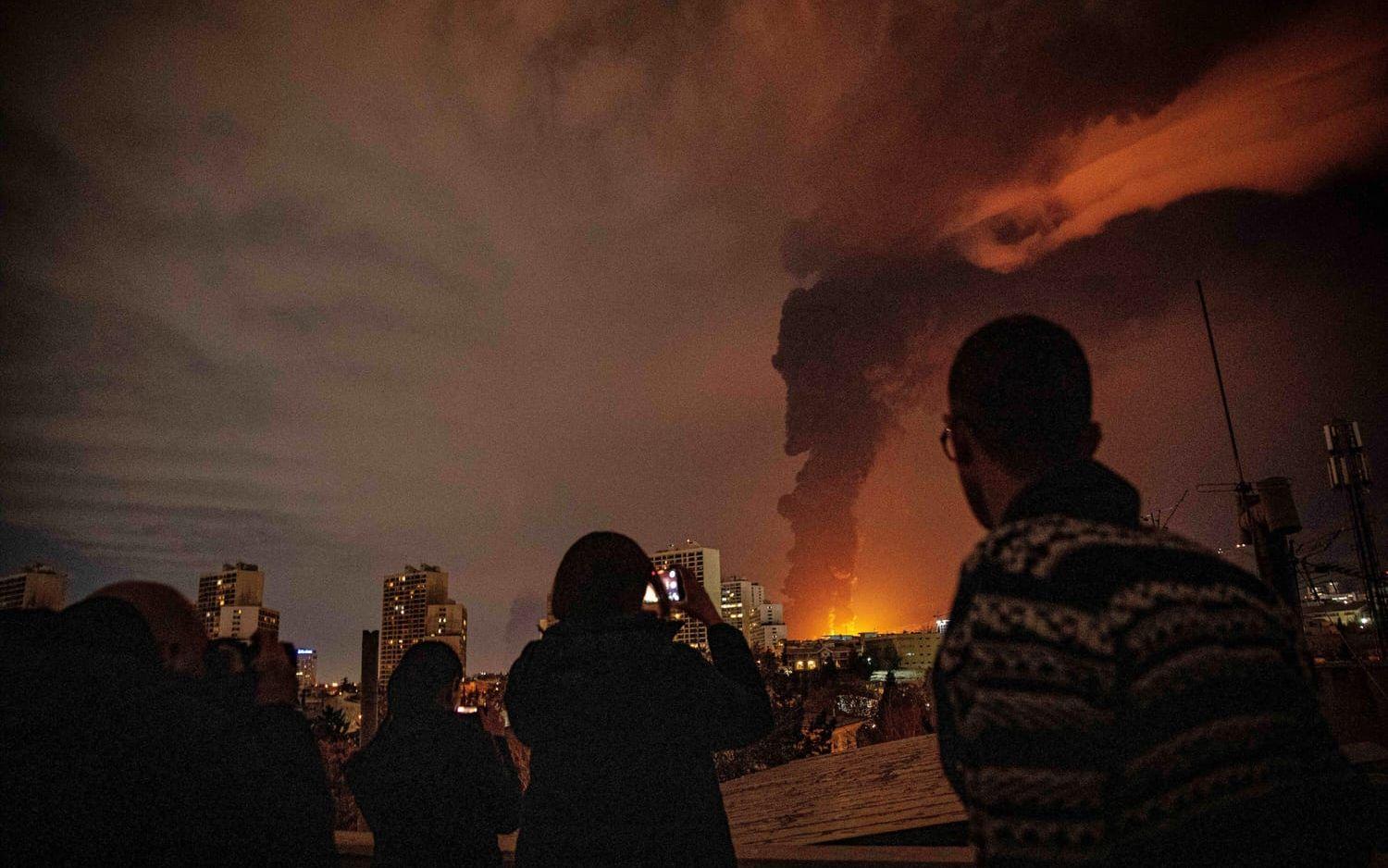 Rök och öppna lågor stiger från en oljeanläggning i Teheran som träffades i helgens amerikansk-israeliska anfall.