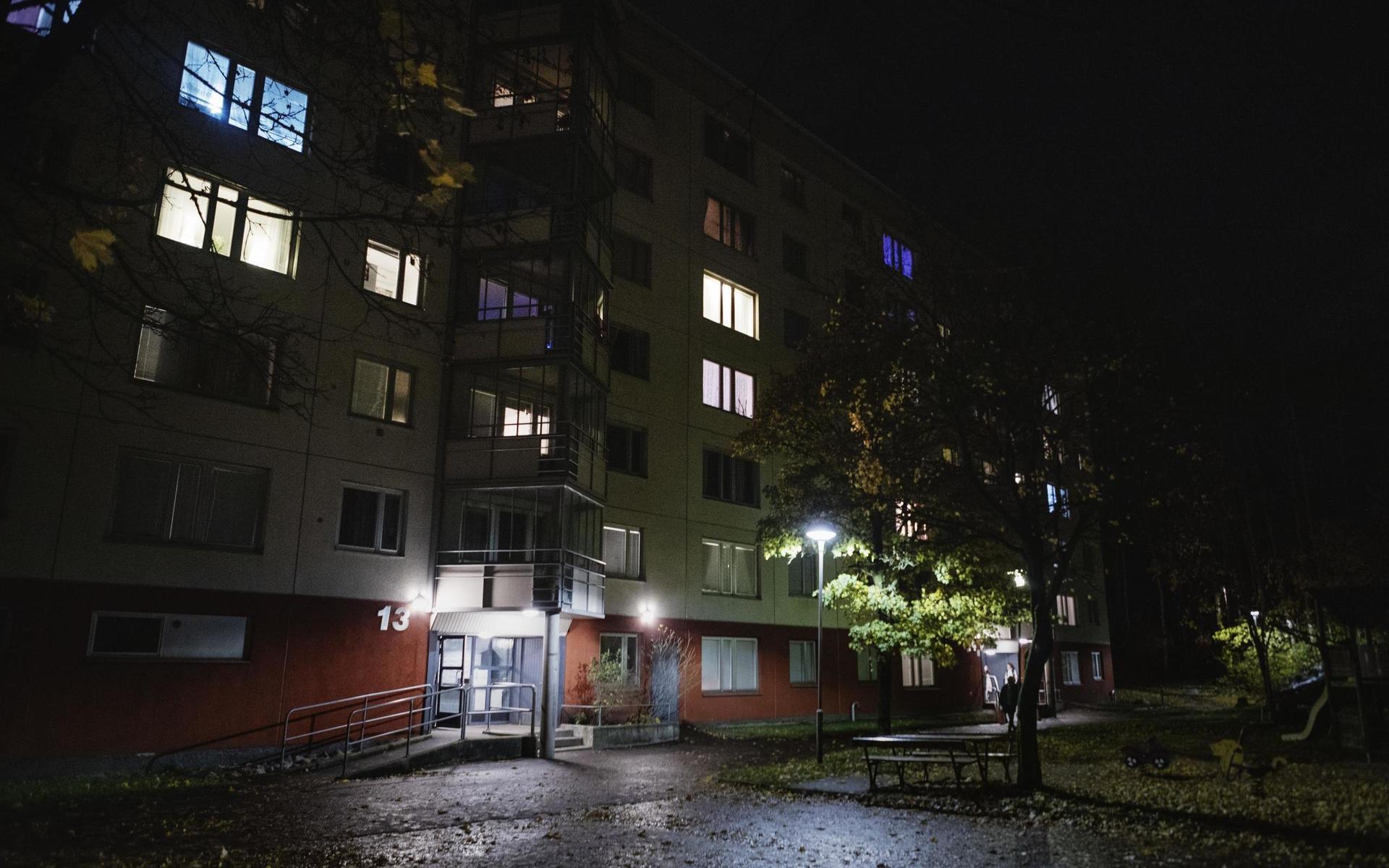 Husen på Hjällbo lillgata är bara några av de fastigheter som drabbats av kalla element.