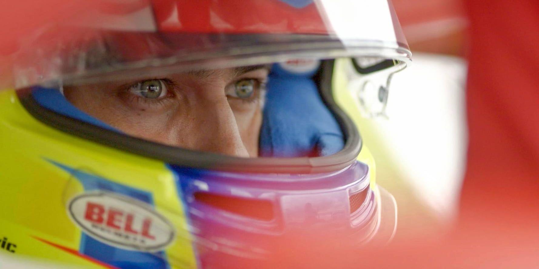 Svenske Dino Beganovic står med ena foten i formel 1.