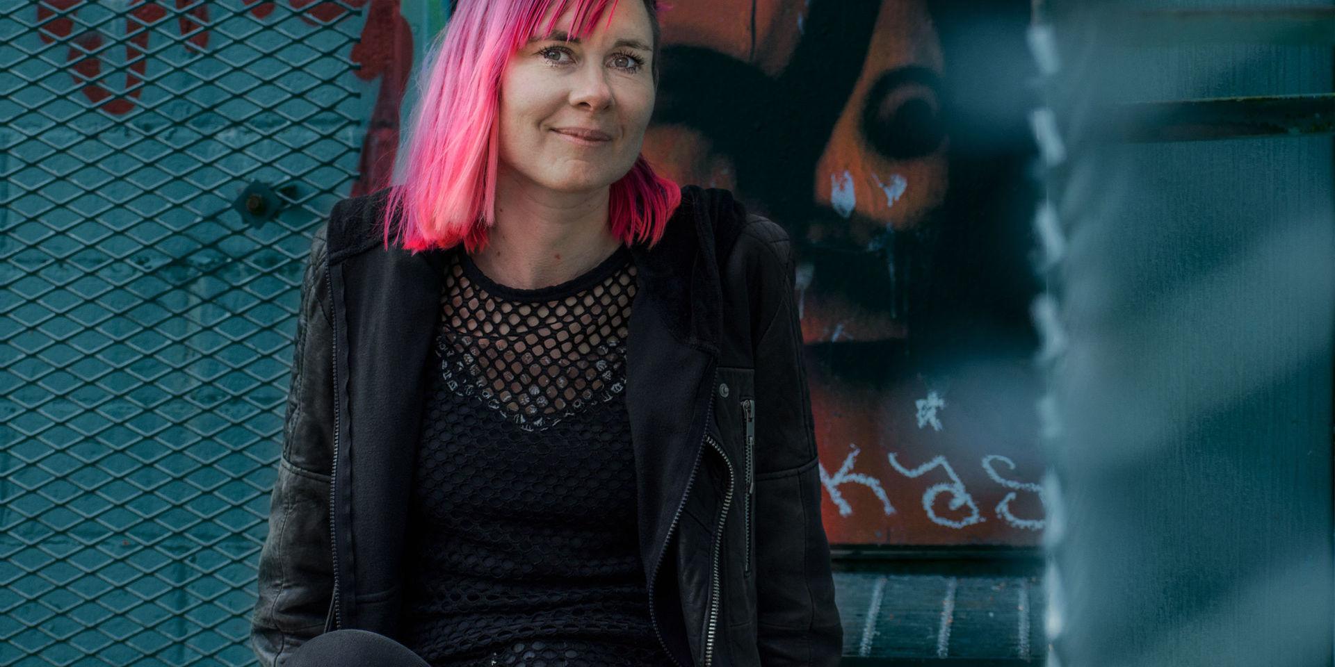 Louise Halvardsson bor i Göteborg och är verksam som författare, scenpoet och skrivarkurslärare.