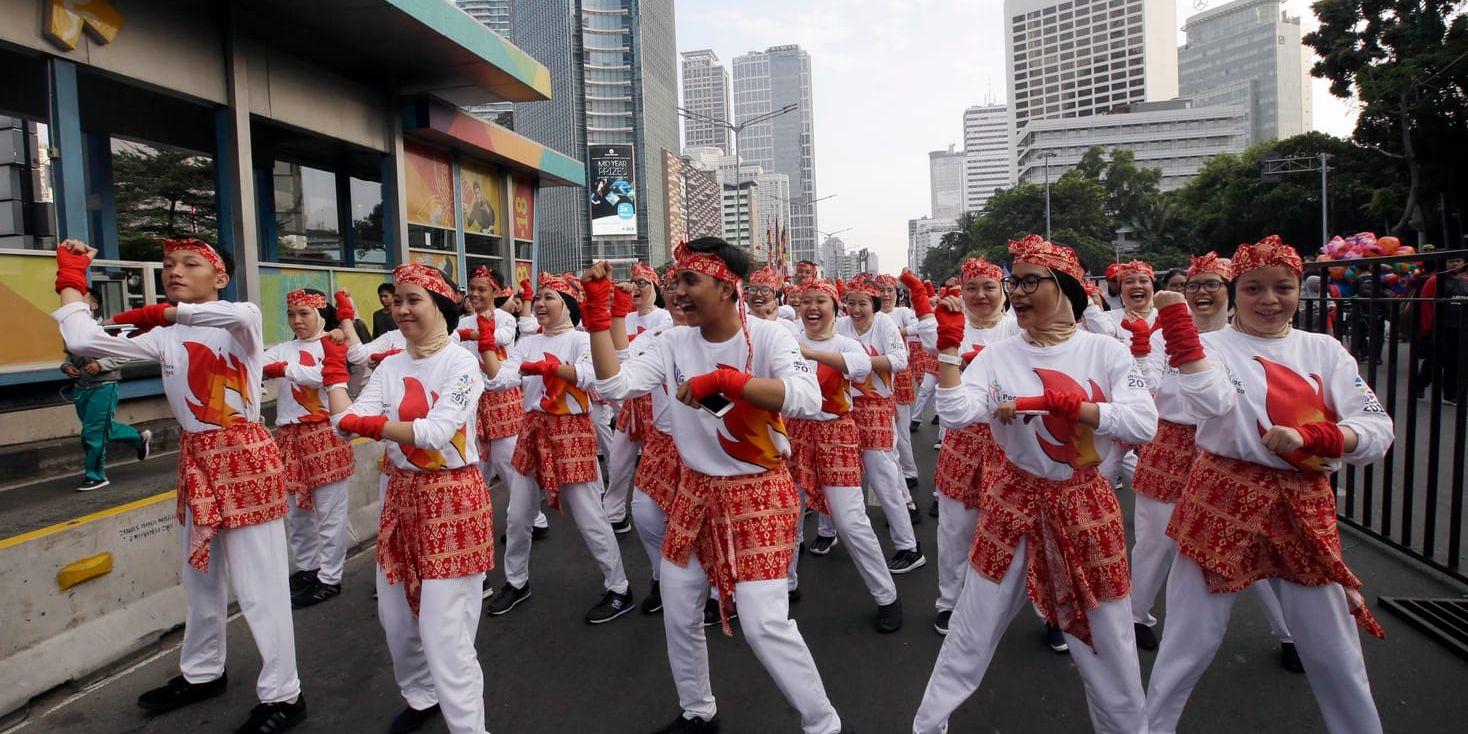 Studenter dansar poco-poco på en gata i Jakarta.