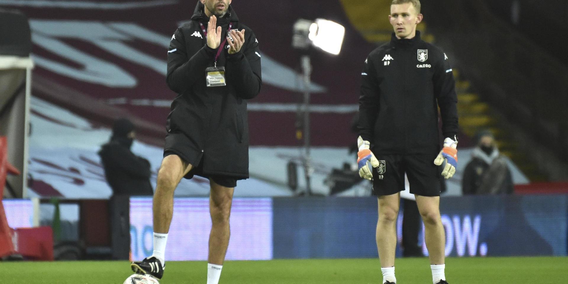 Aston Villa och tränaren Mark Delaney, till vänster, har inte spelat match sedan 1–4-förlusten hemma mot Liverpool i FA-cupen i fredags. Arkivbild.