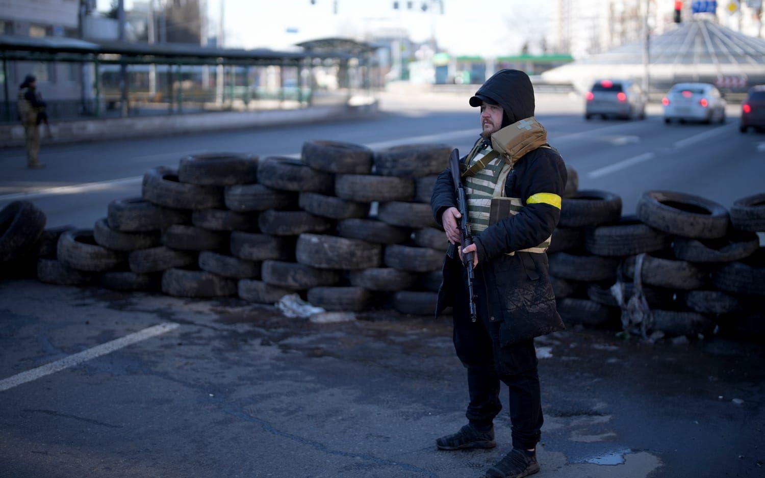 Personal från ukrainska civilförsvaret vaktar en kontrollplats i Kiev. 