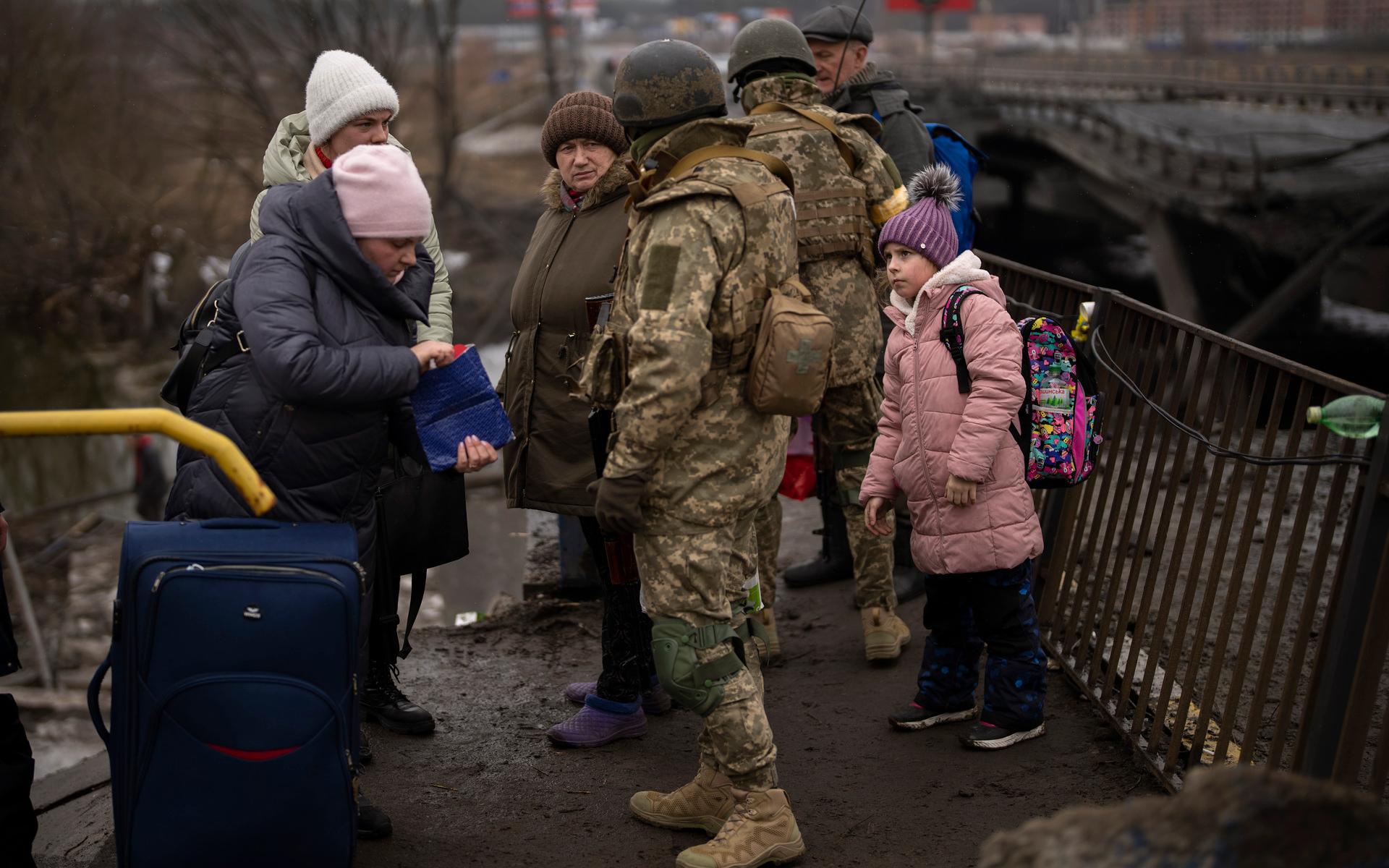 Ukrainska soldater kontrollerar människors id-handlingar vid en kontrollplats i Kiev.