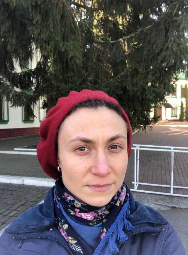 Juli Lytvynenko som bor i södra Kiev och berättar att hon inte kunnat ta sig till sin lägenhet för att militären har upprättat kontrollplatser på gatorna.