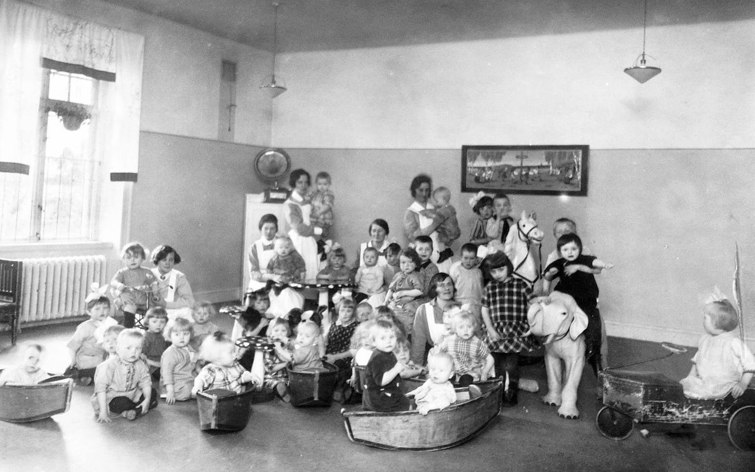 Gruppbild från Lilla Hemmet, världens första vårdhem för barn födda med syfilis.