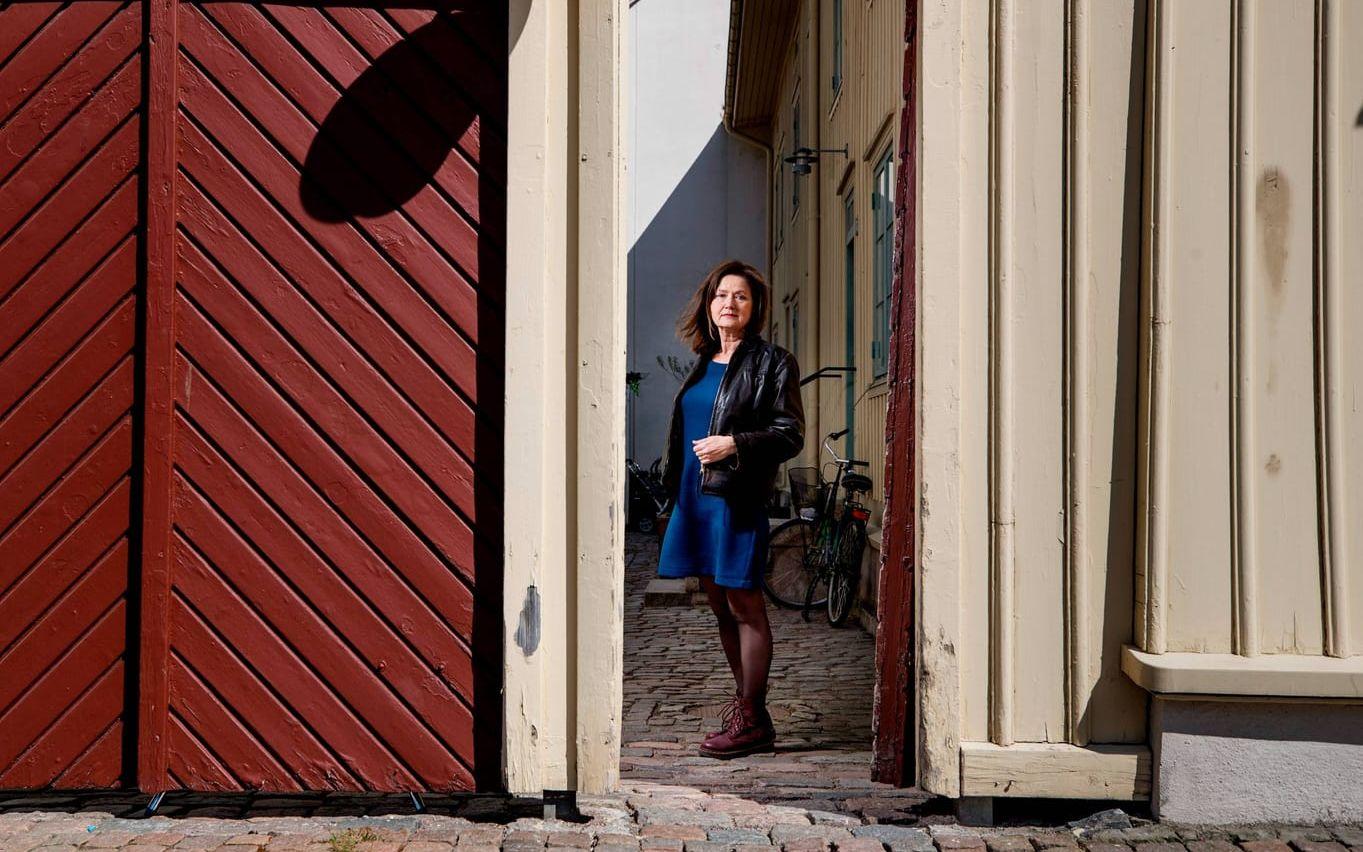 Frilansskribent och författare. Eva F Dahlgren i hemmakvarteren i Haga. Bild: Nicklas Elmrin