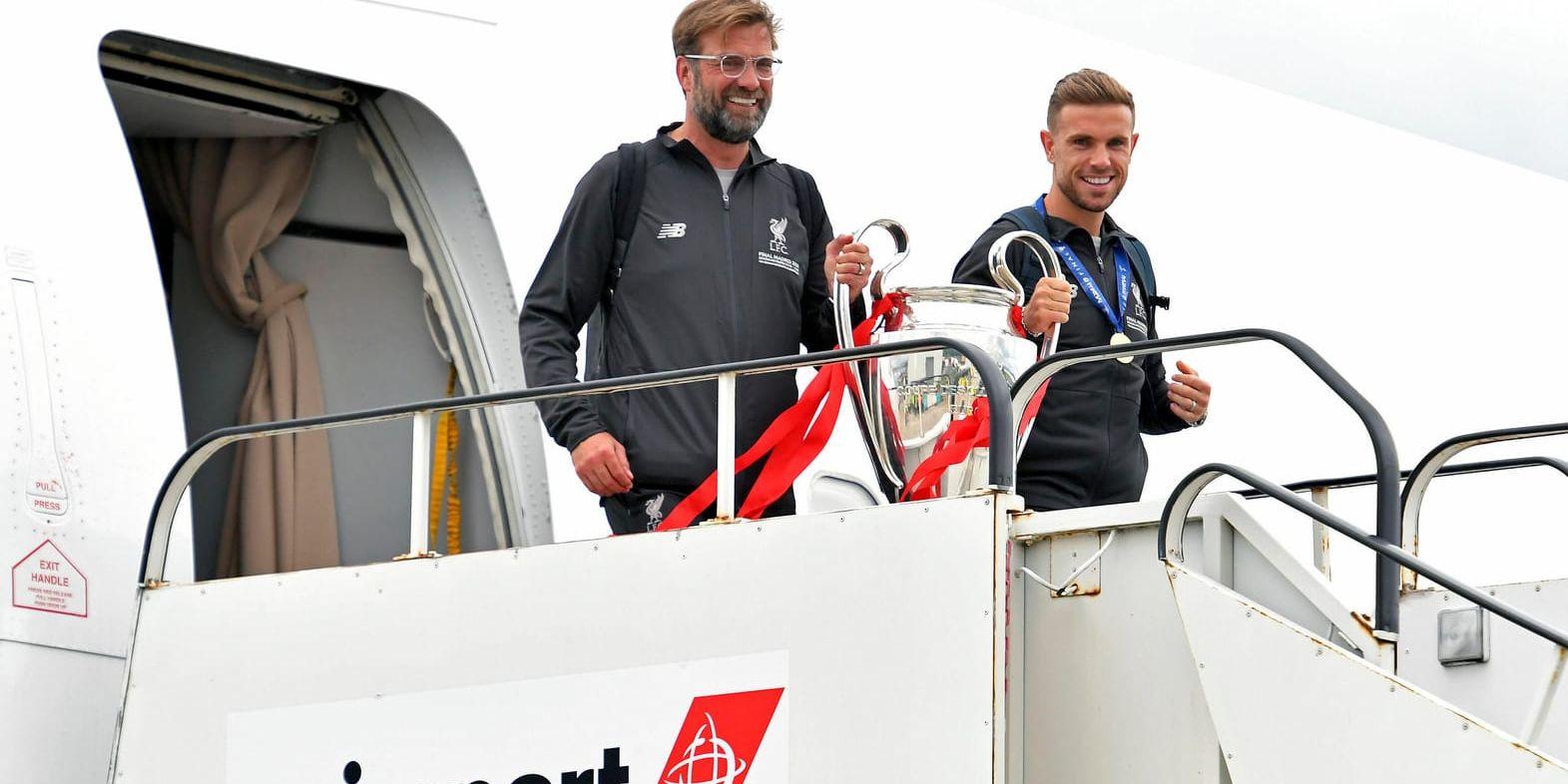 Liverpools tränare Jürgen Klopp och lagkaptenen Jordan Henderson med Champions League-pokalen.