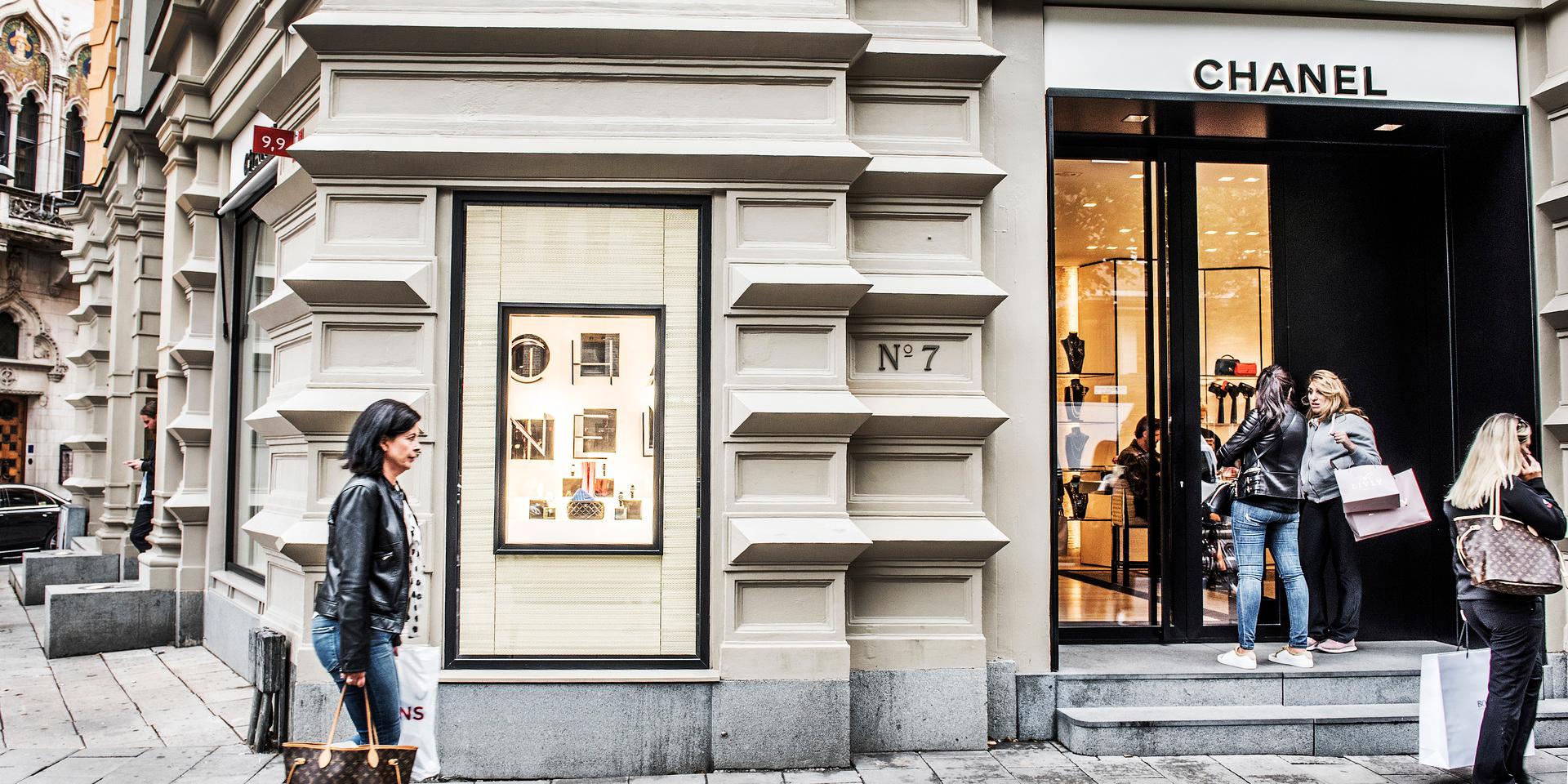 Chanel har avslutat all verksamhet i Ryssland. Bilden är från butiken i Stockholm.