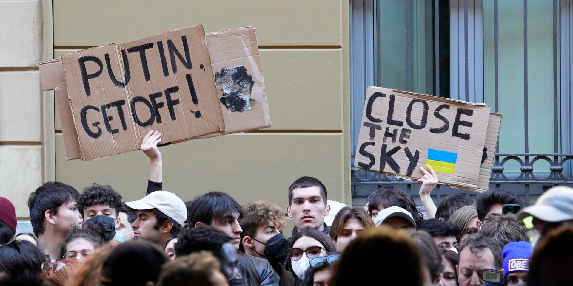 Demonstranter utanför Armanis lokaler inför modeveckan i Milano tidigare i år. 