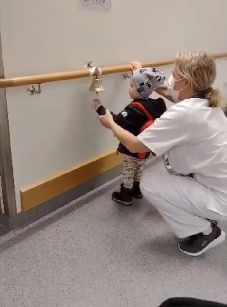 Troy Lakkala Kåven, 2, behandlades för cancer i 34 veckor och i mars 2021 gjorde han sin sista behandling. Efter det var klart fick han ringa i klockan, med lite stöd av en av sjuksköterskorna som tagit hand om honom.