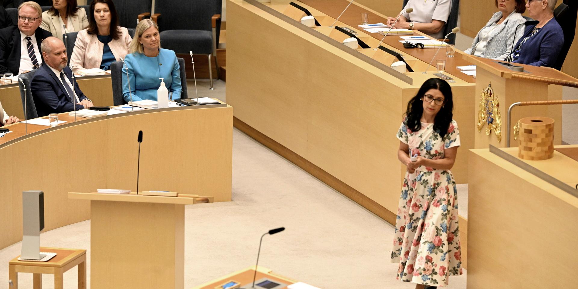 Den politiska vilden Amineh Kakabaveh under misstroendeomröstningen mot inrikes- och justitieminister Morgan Johansson (S).