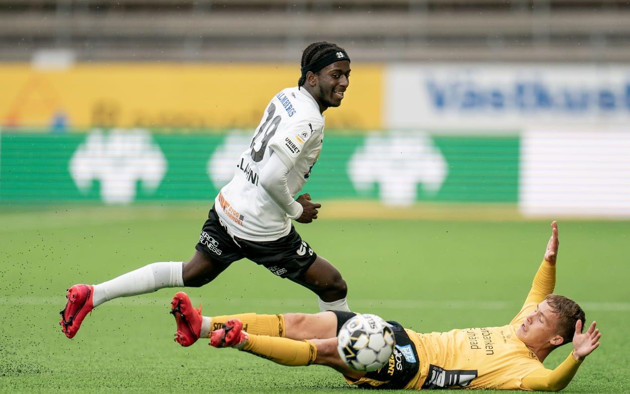 Jack Lahne, här i Örebros dress, i duell med och Elfsborgs Jacob Ondrejka. Nu är Lahne klar för Häcken, på lån från Amiens. Arkivbild.