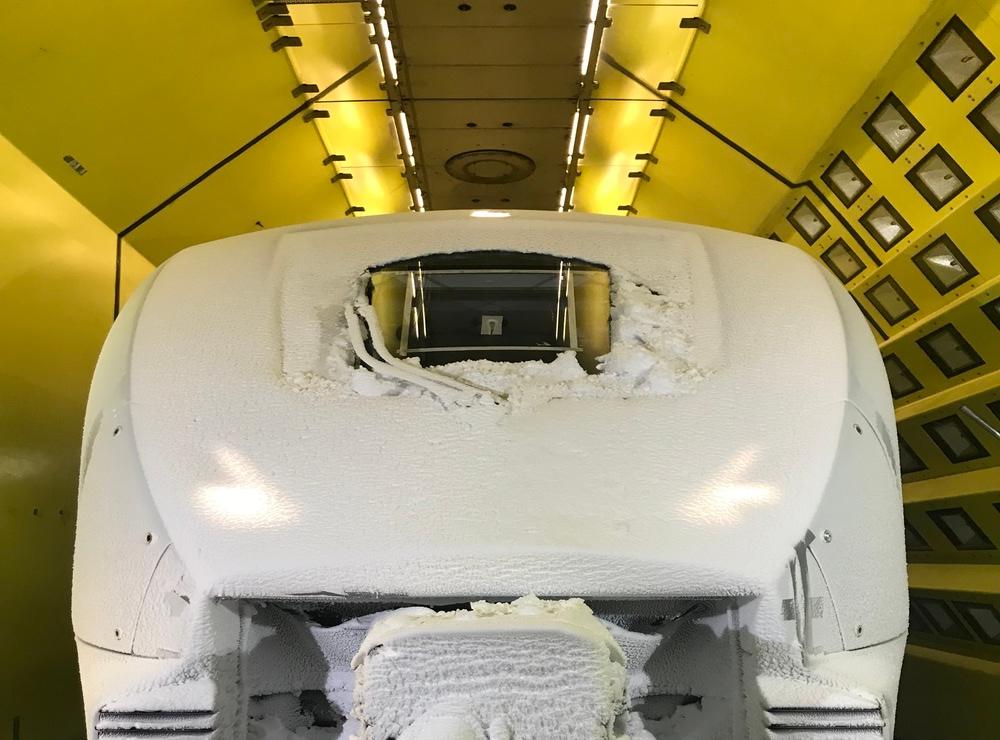 Västtrafiks nya tåg Zefiro Express i klimattunnel med is, vinterväder och kyla.