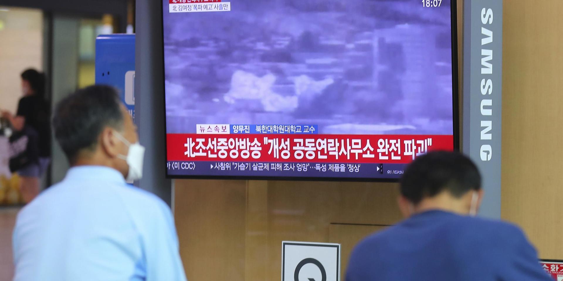 Människor i Seoul tittar på en tv-sändning om Nordkoreas sprängning av sambandskontoret i Kaesong.