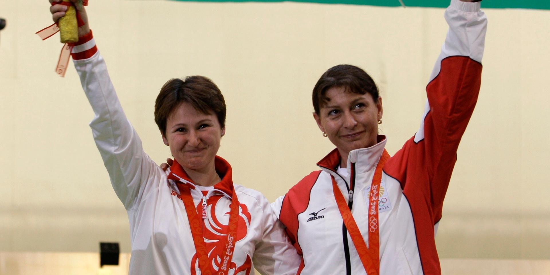 Nino Salkvadze, till höger, efter att ha säkrat sitt brons på OS i Peking 2008. 