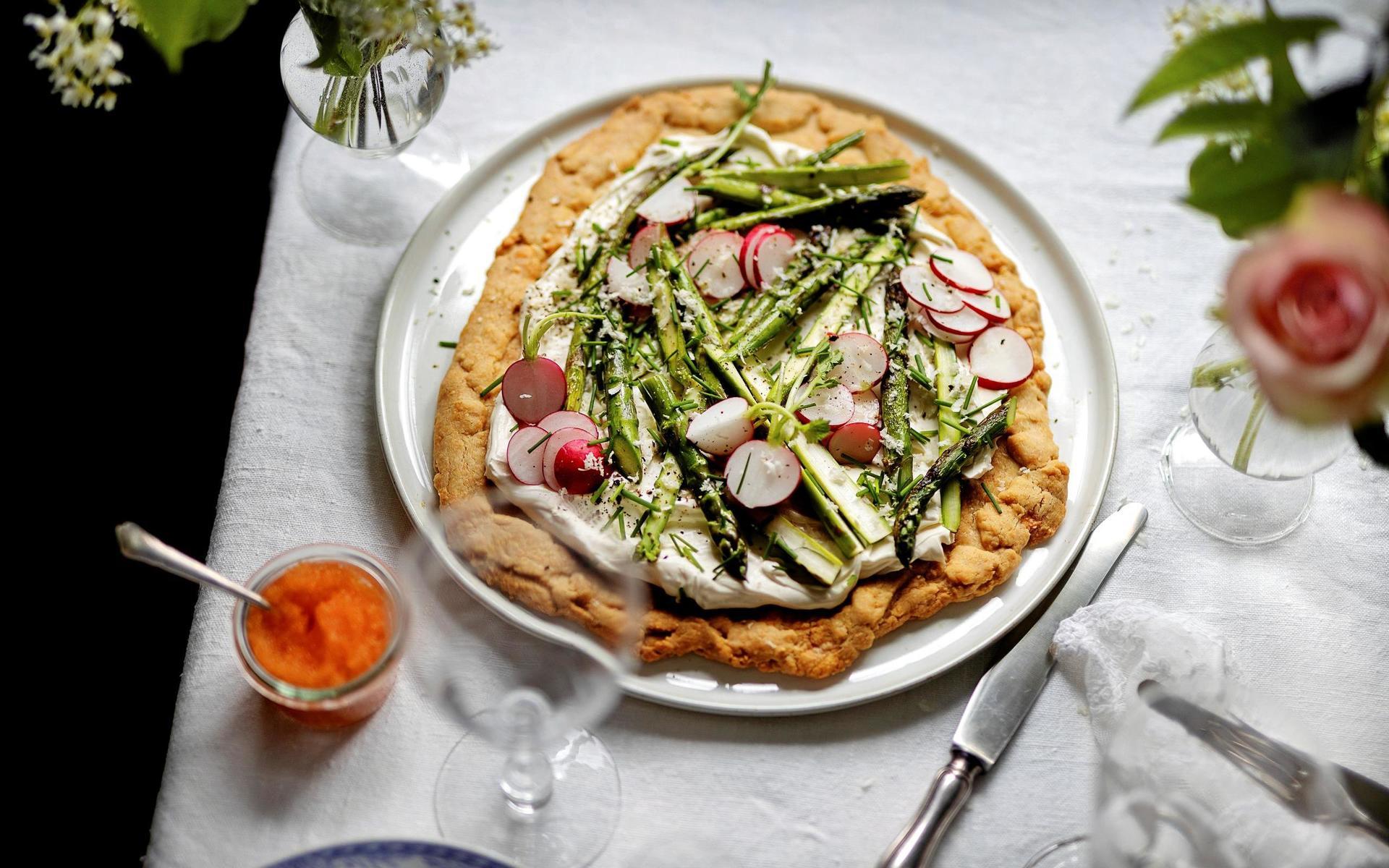 Paj med pepparrotskräm och primörer.