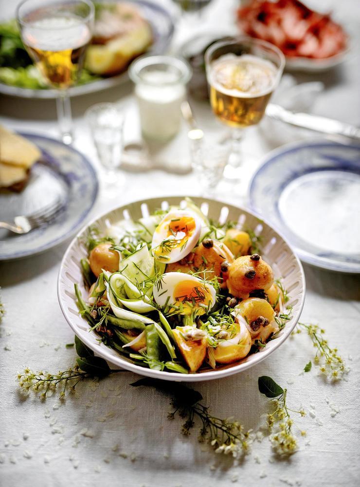 Varm färskpotatissallad med brynt smör och örter.