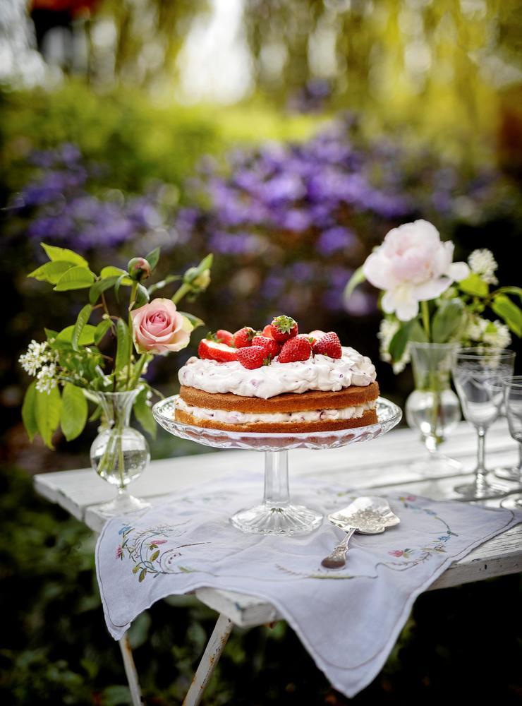 Sommartårta med jordgubbsgrädde.