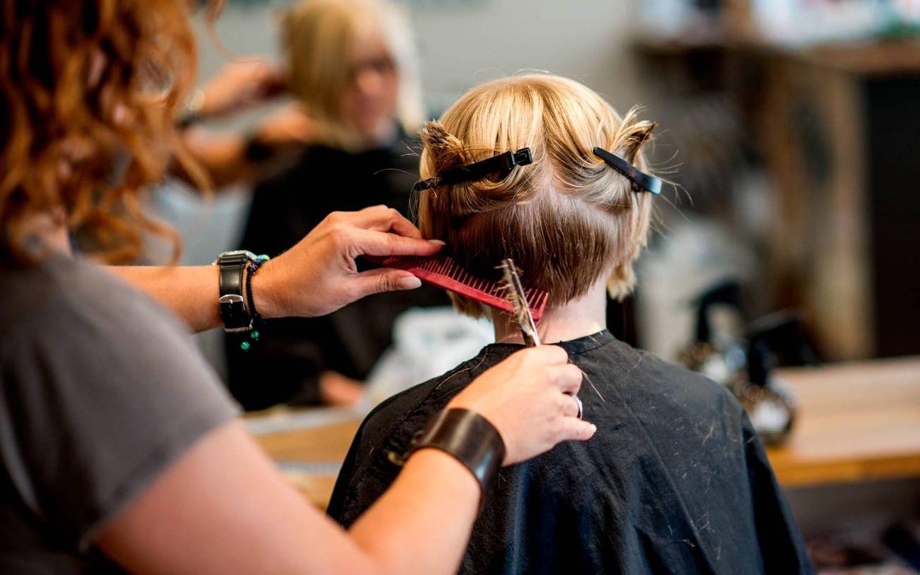 När längderna väl är avklippta putsar Emelie Fredriksson till den nya frisyren. Bild: Anders Hofgren