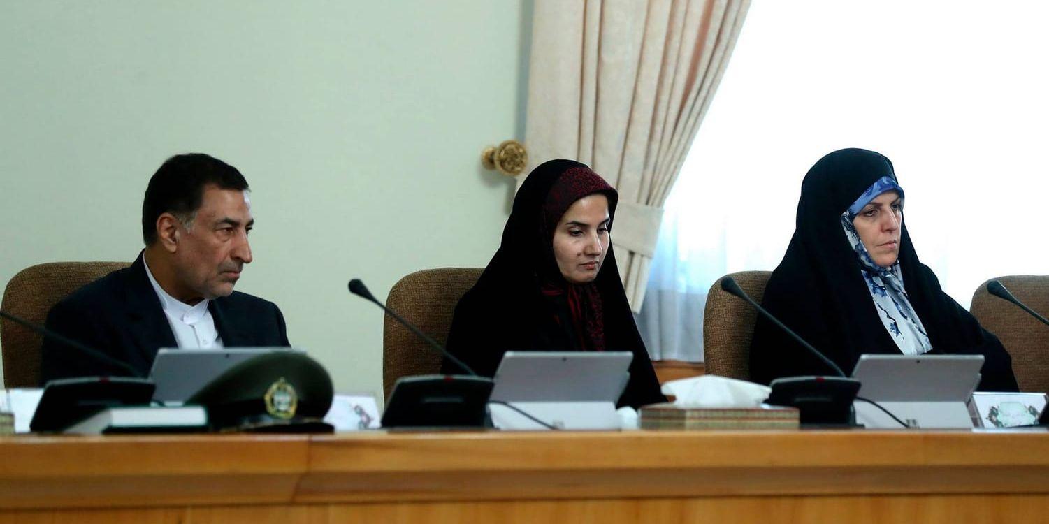 Den iranske vicepresidenten Laya Joneydi (mitten) har av president Hassan Rohani uppmanats att bära det konservativa tältliknande ytterplagget chador.