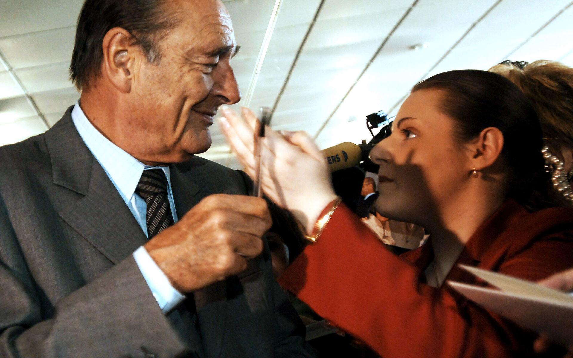 Frankrikes president Jacques Chirac i samtal med partianhängare inför presidentvalet 2007.