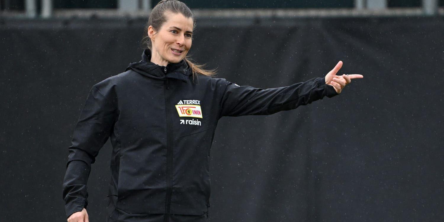 Marie-Louise Eta i mörka träningskläder gestikulerar under en träning.