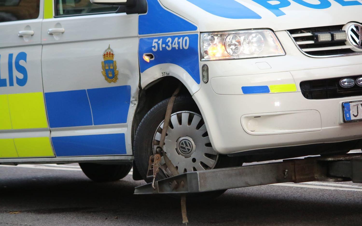 Bärgare fick bogsera bort två polisbilar som av oklar anledning krockat med varandra. Bild: Läsarbild